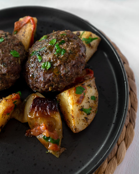 Beef Patties With Potatoes Tray Bake – Μπιφτέκια με πατάτες στον φούρνο